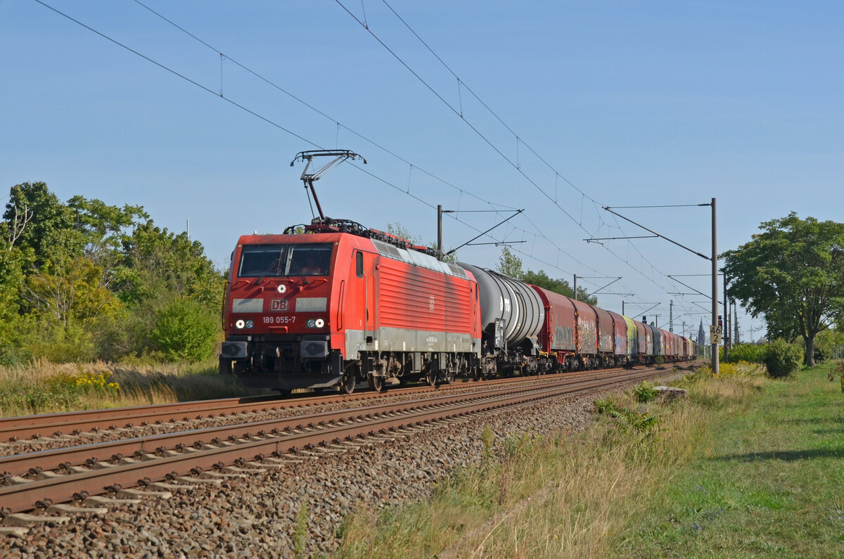 189 055 führte am 04.09.22 einen gemischten Güterzug durch Greppin Richtung Dessau.