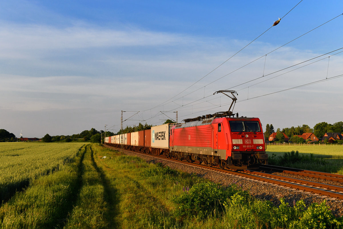 189 055 mit einem Containerzug am 24.05.2018 bei Rohrsen. 