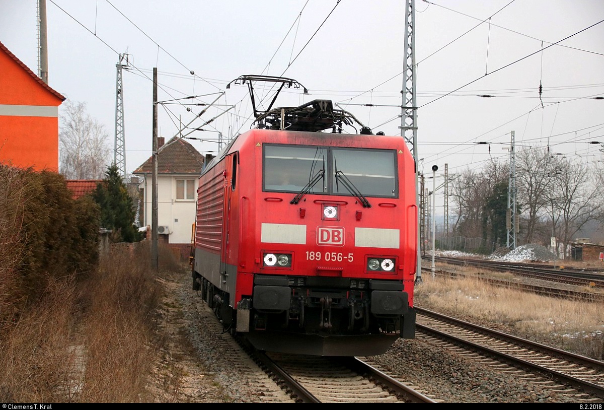 189 056-5 DB als langer Containerzug durchfährt den Bahnhof Angersdorf auf der Bahnstrecke Halle–Hann. Münden (KBS 590) Richtung Sangerhausen. [8.2.2018 | 15:13 Uhr]