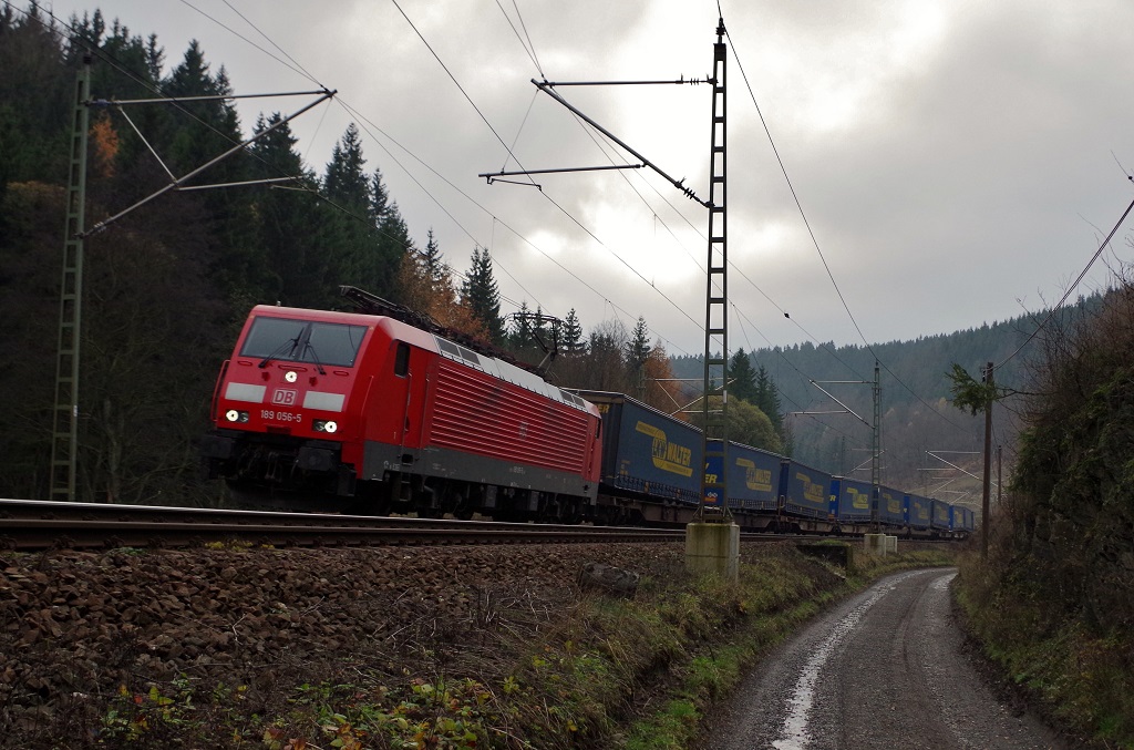 189 056 DB Schenker mit Lkw-Walter Klv am 16.11.2013 bei Frtschendorf gen Steinbach am Wald. 