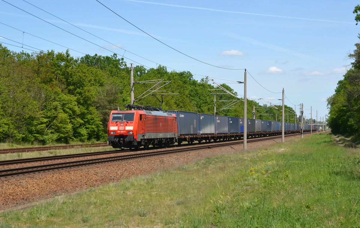 189 056 führte am 21.05.20 einen Containerzug durch Burgkemnitz Richtung Bitterfeld.