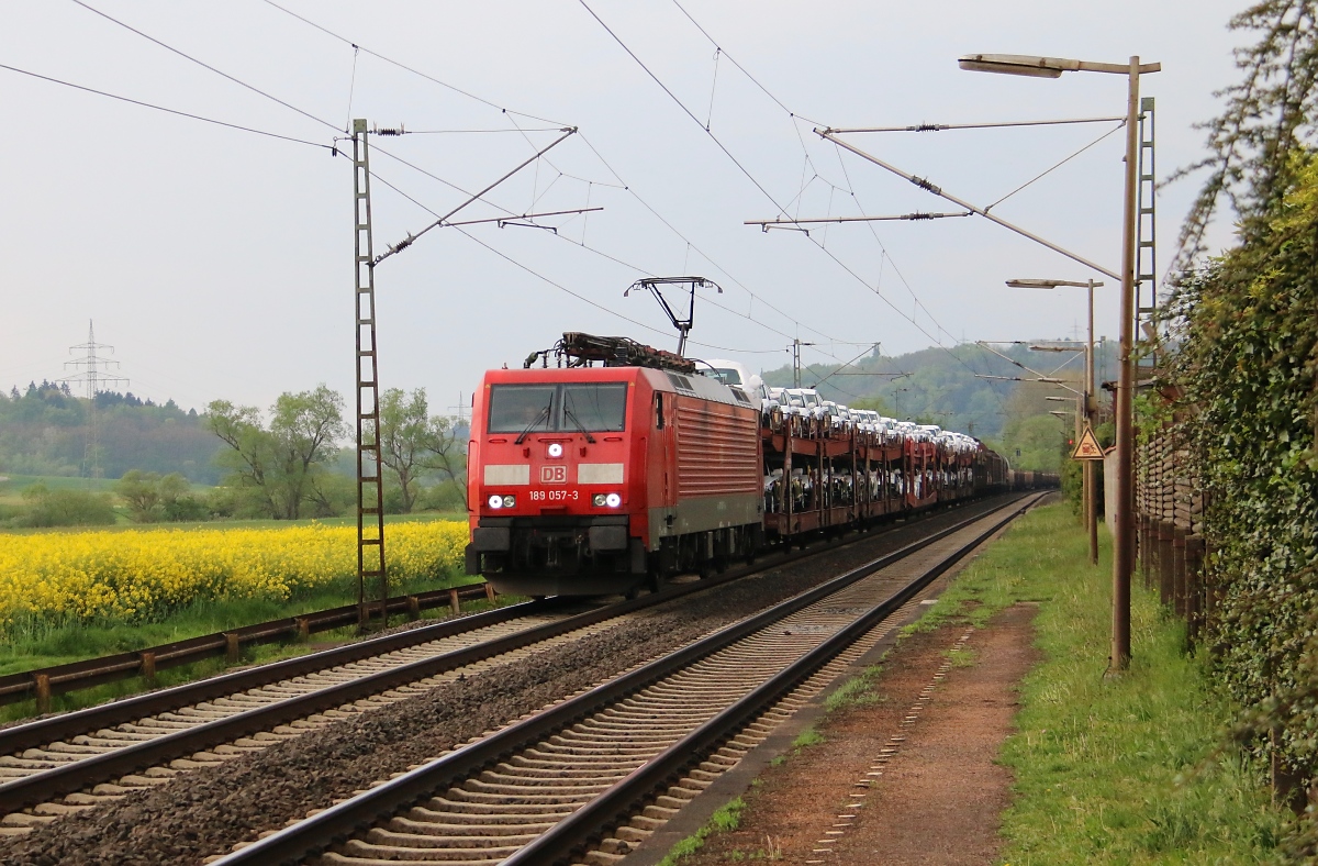 189 057-3 mit gemischtem Güterzug in Fahrtrichtung Norden. Aufgenommen am 30.04.2014 in Ludwigsau-Friedlos.