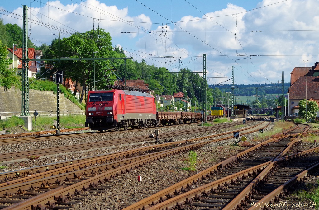189 057 DB Schenker mit gemischten Güterzug am 31.05.2014 in Kronach gen Lichtenfels. 