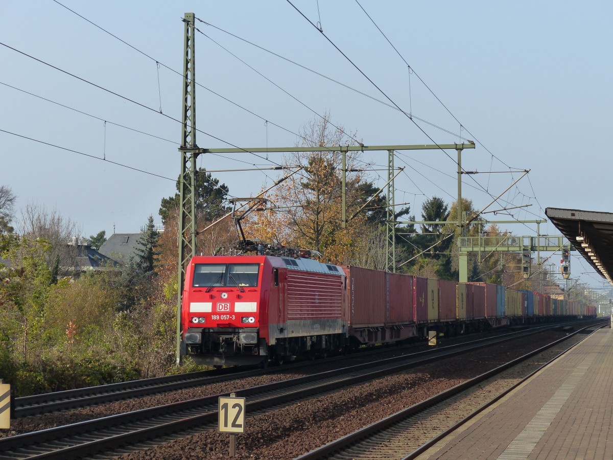189 057 fährt am 14.11.2014 mit einen Containerzug am Haken durch Dresden-Strehlen.