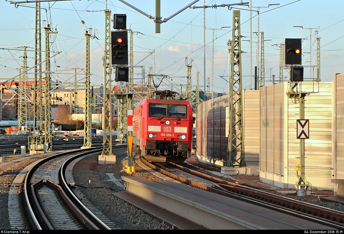 189 058-1 DB als Tfzf, aus nördlicher Richtung kommend, steht kurz vor dem Interimsbahnsteig Halle(Saale)Hbf Gl. 13a auf der Ostumfahrung für den Güterverkehr.
[4.12.2018 | 15:19 Uhr]