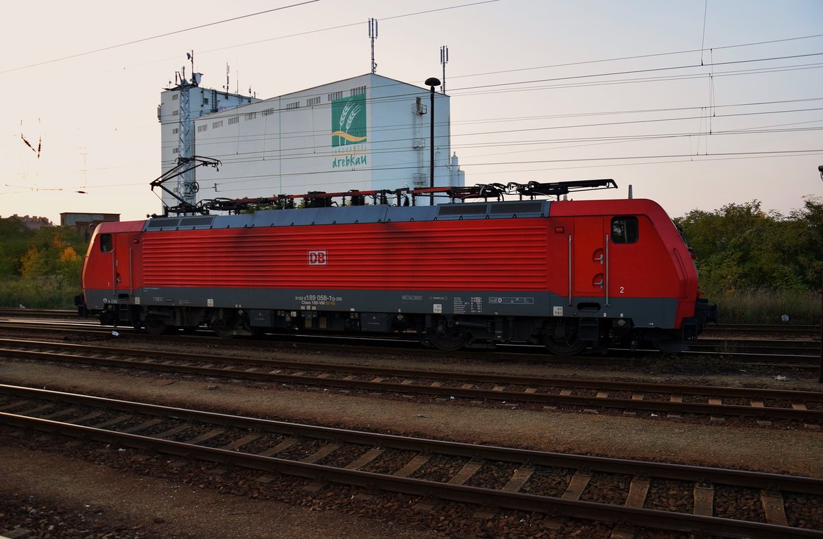189 058-1 fährt am 27.10.2015 durch Senftenberg in Richtung Cottbus.