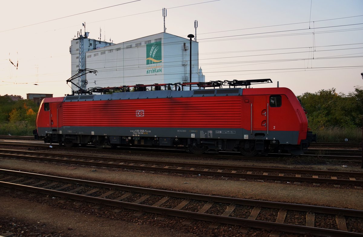 189 058-1 fährt am 27.10.2015 durch Senftenberg in Richtung Cottbus.