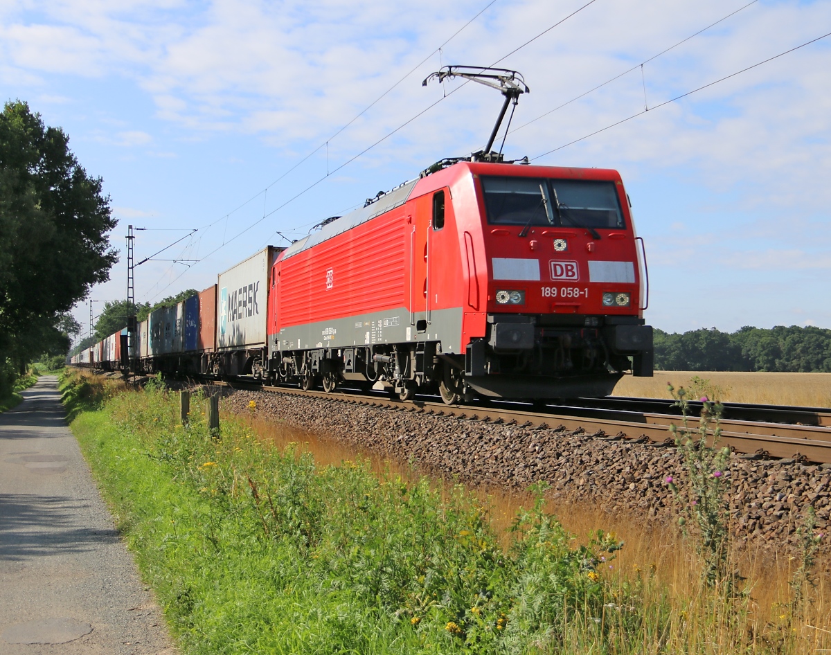 189 058-1 mit Containerzug in Fahrtrichtung Verden(Aller). Aufgenommen am 23.07.2015 in Eystrup.