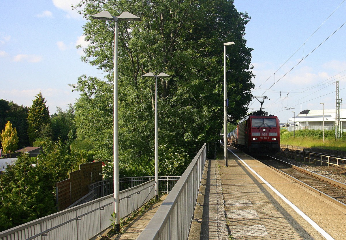 189 059-9 DB kommt die Kohlscheider-Rampe hoch aus Richtung Neuss,Herzogenrath mit einem schweren Coilzug aus Bremen(D) nach Kinkempois(B) und fährt durch Kohlscheid in Richtung Richterich,Laurensberg,Aachen-West. 
In der Abendsonne vom 9.6.2015.