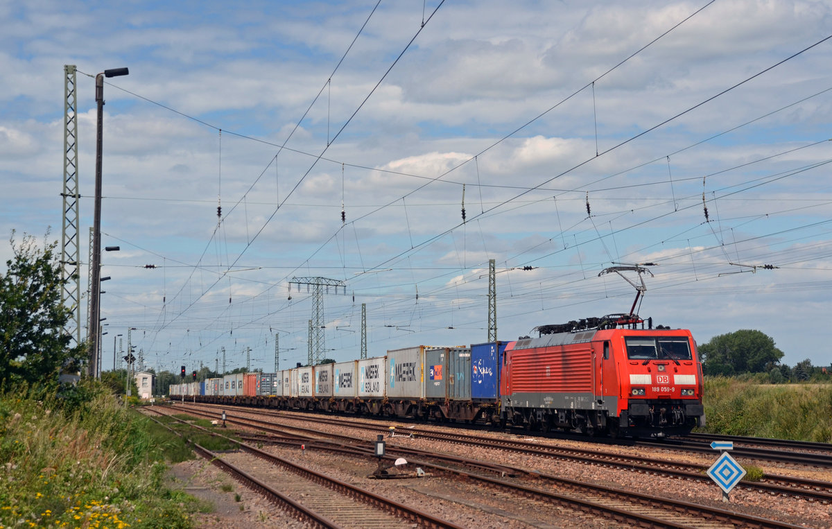 189 059 führte am 05.08.17 einen Containerzug durch Weißig (b. Riesa) Richtung Dresden.