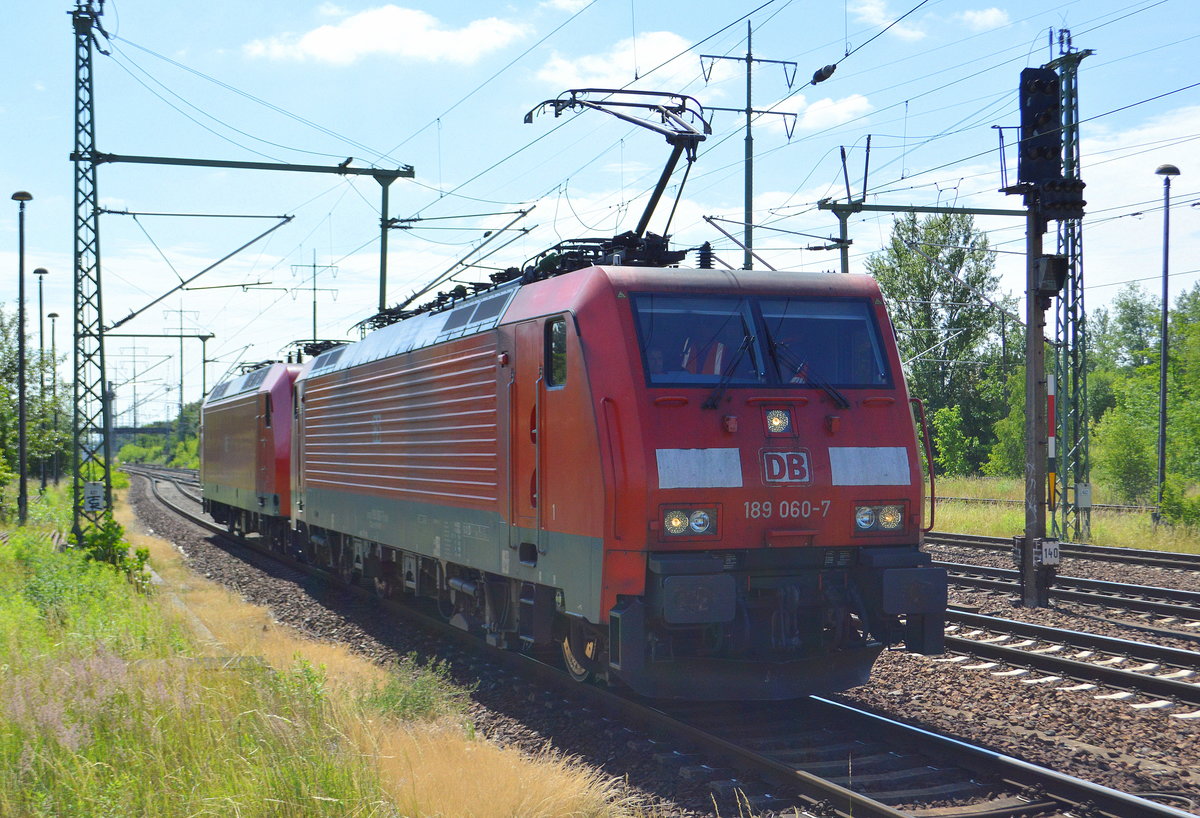 189 060-7 mit 145 026-1 am Haken fährt einen Stapel Tf. zum Entladen im Bf. Flughafen Berlin-Schönefeld.