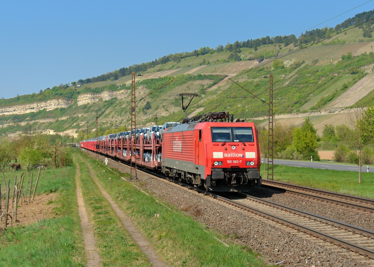 189 060 mit einem Autozug am 19.04.2011 bei Thüngersheim. 