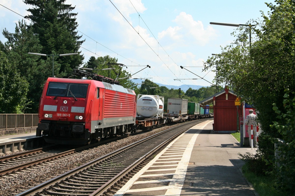 189 061-5 mit dem 50034 von Basel Bad. Rbf nach Bremen-Grolland am Nachmittag des 01.08.14 in Kollmarsreute.