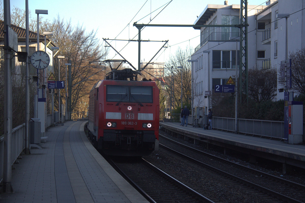 189 062-3 DB  kommt als Lokzug aus Aachen-West nach Stolberg-Hbf aus Richtung Aachen-West und fährt durch Aachen-Schanz in Richtung Aachen-Hbf,,Aachen-Rothe-Erde,Aachen-Eilendorf,Stolberg-Hbf(Rheinland). 
Aufgenommen vom Bahnsteig von Aachen-Schanz.
Bei schönem Sonnenschein am Morgen vom 6.4.2018.
