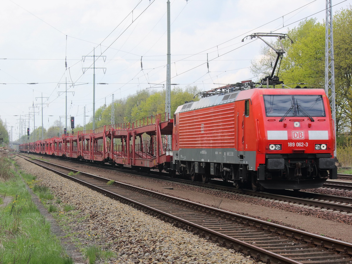 189 062-3 mit einem leeren Autozug am 21. April 2014 auf dem südlichen Berliner Außenring bei Diedersdorf. 