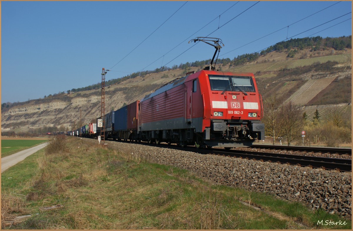 189 062-3 mit einen Aufliegerzug am 11.03.14 bei Thüngersheim.