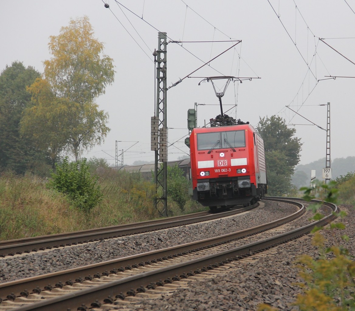 189 062-3 mit gemischtem Güterzug in Fahrtrichtung Süden. Aufgenommen in Wehretal-Reichensachsen am 25.09.2013.