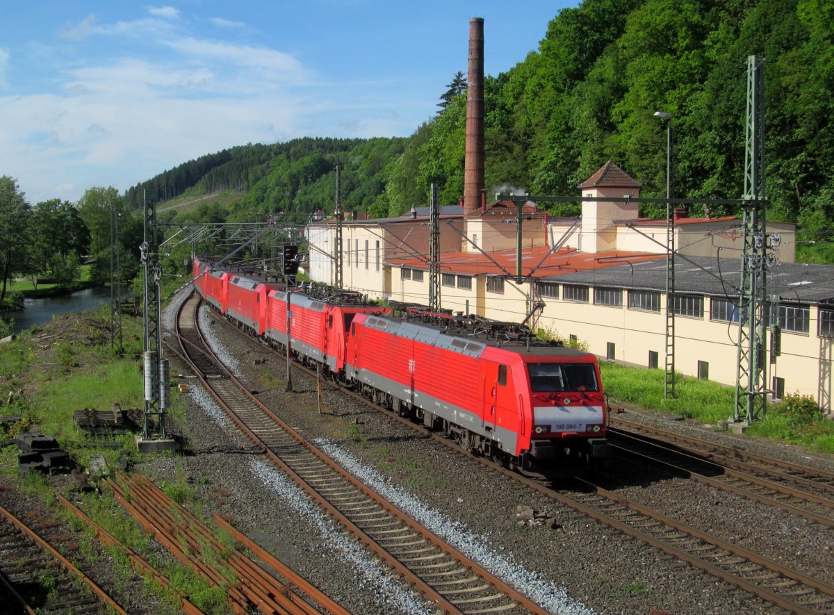 189 064-7 zieht am 16. Mai 2014 einen Lokzug durch Kronach in Richtung Pressig.