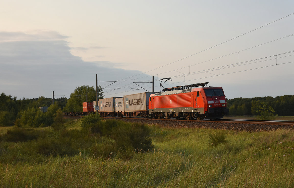 189 064-9 der DB Cargo und einem halbvollen Containerzug kommend aus Richtung Hamburg. 3km östlich von Büchen, 28.08.2018.