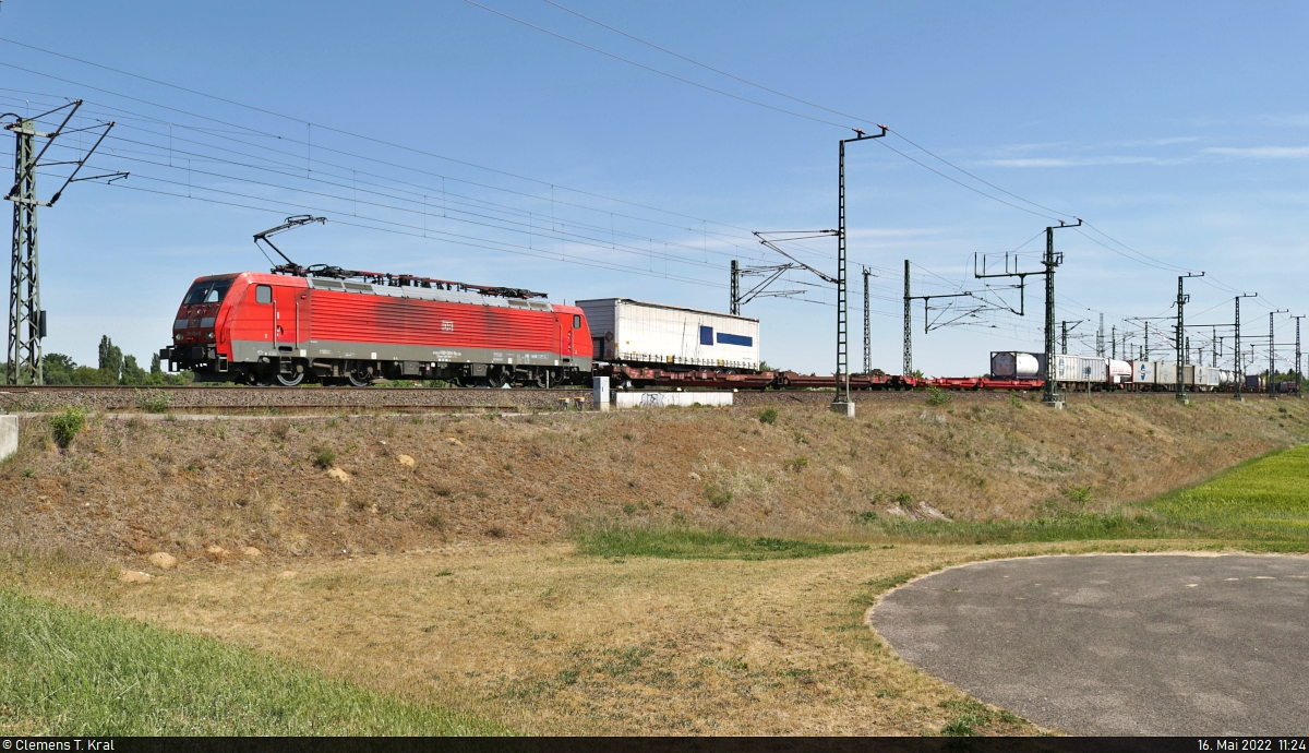 189 064-9 (Siemens ES64F4) hat Container und einen Sattelauflieger geladen und befördert diese in Biederitz Richtung Magdeburg-Neustadt.

🧰 DB Cargo
🕓 16.5.2022 | 11:24 Uhr
