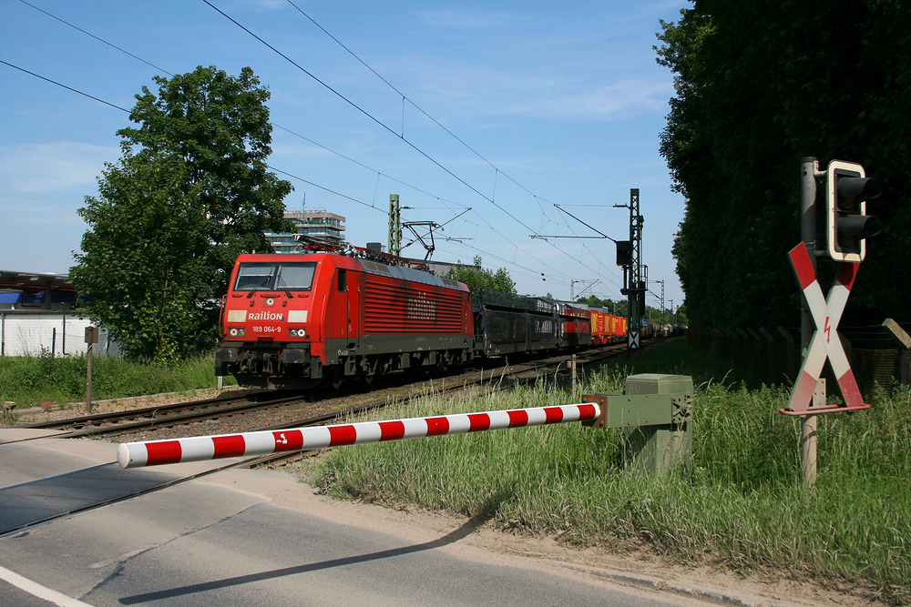 189 064 in Höhe des Bahnübergangs  Auf dem Paulsacker  in Köln-Bocklemünd.
Der Zug fährt in Richtung Venlo.
Das Foto wurde am 5. Juni 2010 aufgenommen.