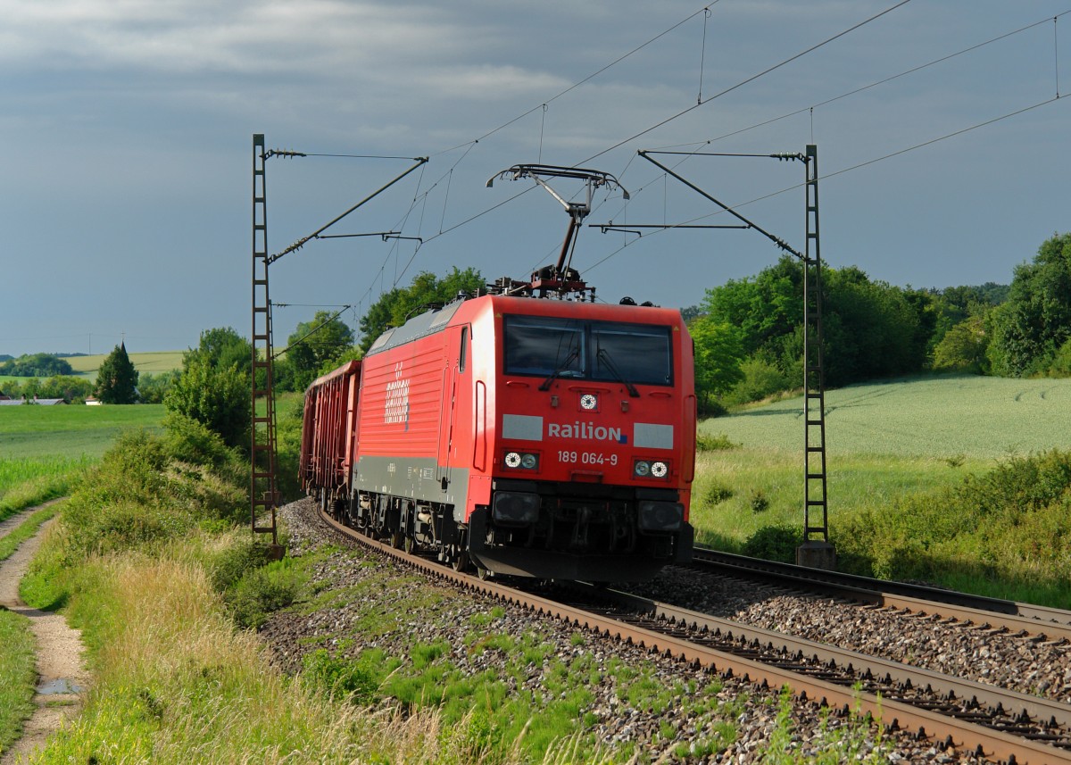189 064 mit einem Güterzug am 21.06.2010 bei Edlhausen. 