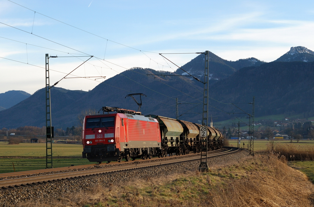 189 064 mit Güterzug bei Bernau (03.01.2014)