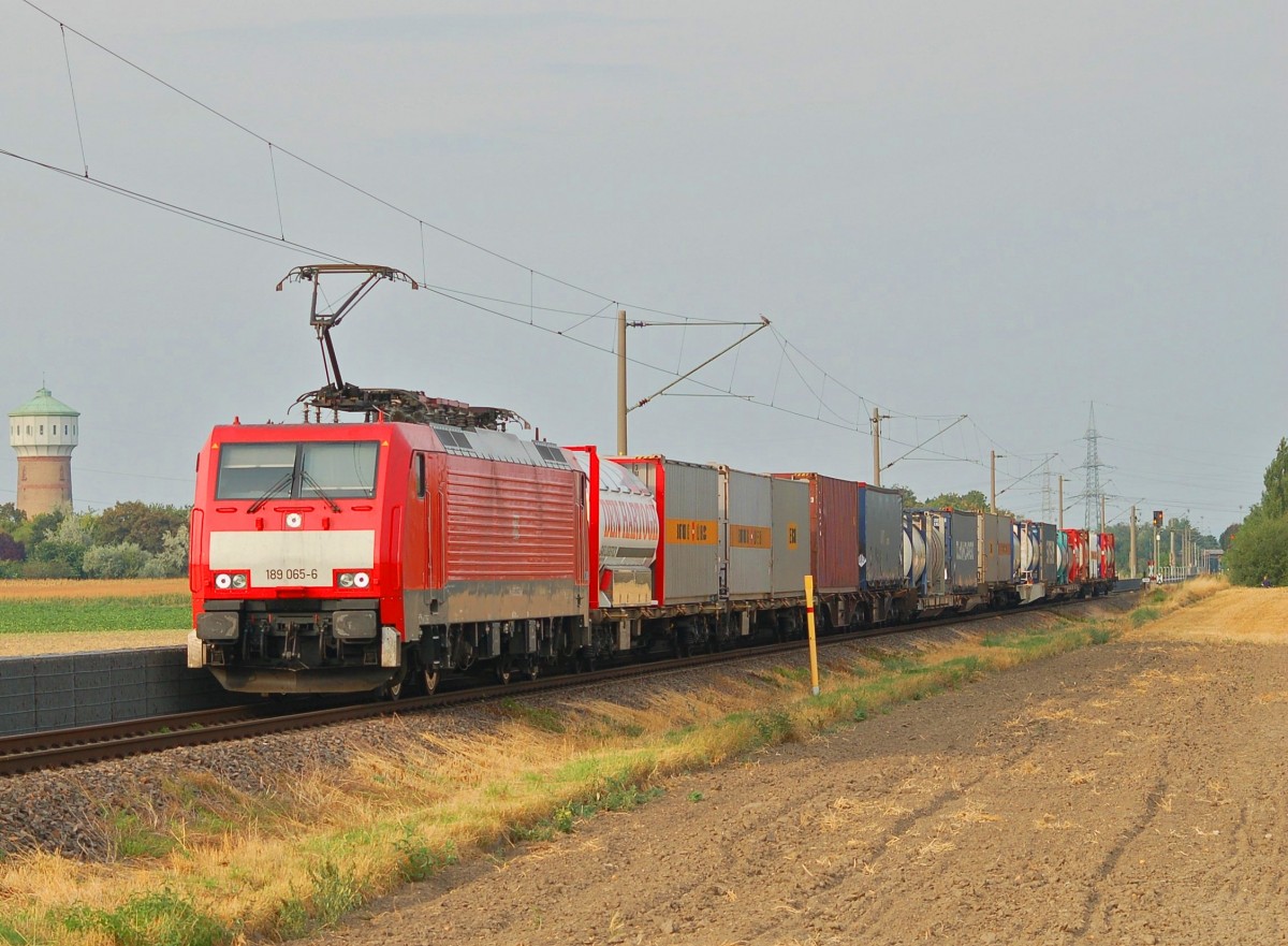 189 065-6 zieht ihren Zug, aus Ludwigshafen BASF,KTL kommend, Richtung Ludwigshafen-Oggersheim (August 2015).