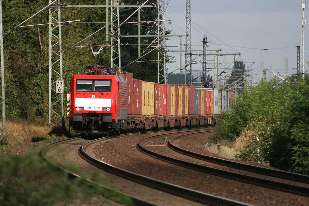 189 067 wurde mit viel Brennweite am 19. September 2012 in Köln-Wahn fotografiert.
