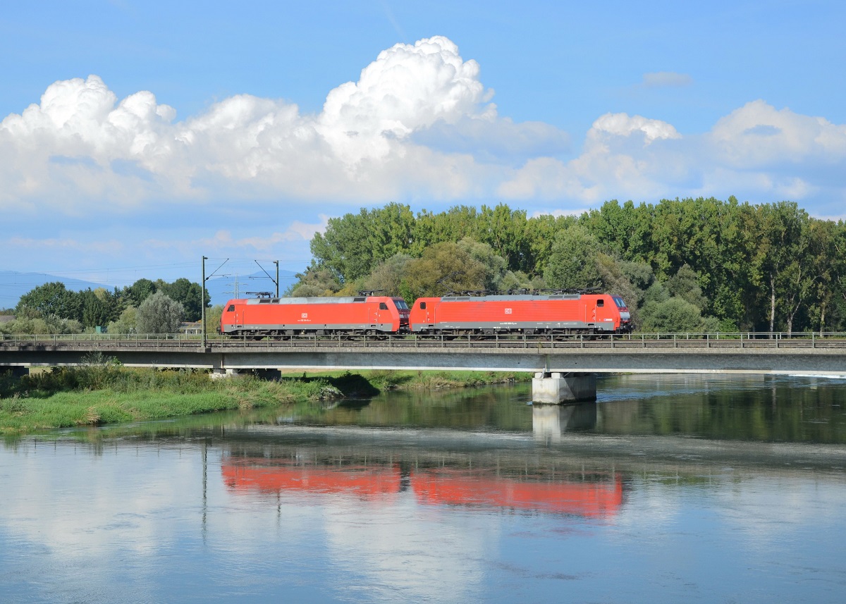 189 068 + 152 164 am 16.09.2014 auf der Isarbrücke bei Plattling.