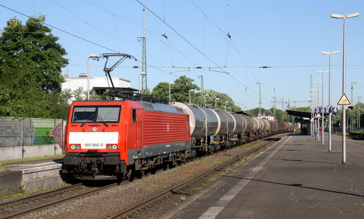 189 068-0 DB  kommt aus Richtung Venlo(NL) mit einem gemischten Güterzug aus Holland nach Köln-Gremberg(D) und fährt durch Viersen in Richtung Mönchengladbach,Rheydt,Grevenbroich,Köln. 
Aufgenommen vom Bahnsteig 4 von Viersen. 
Bei Sommerwetter am Morgen vom 27.5.2017.