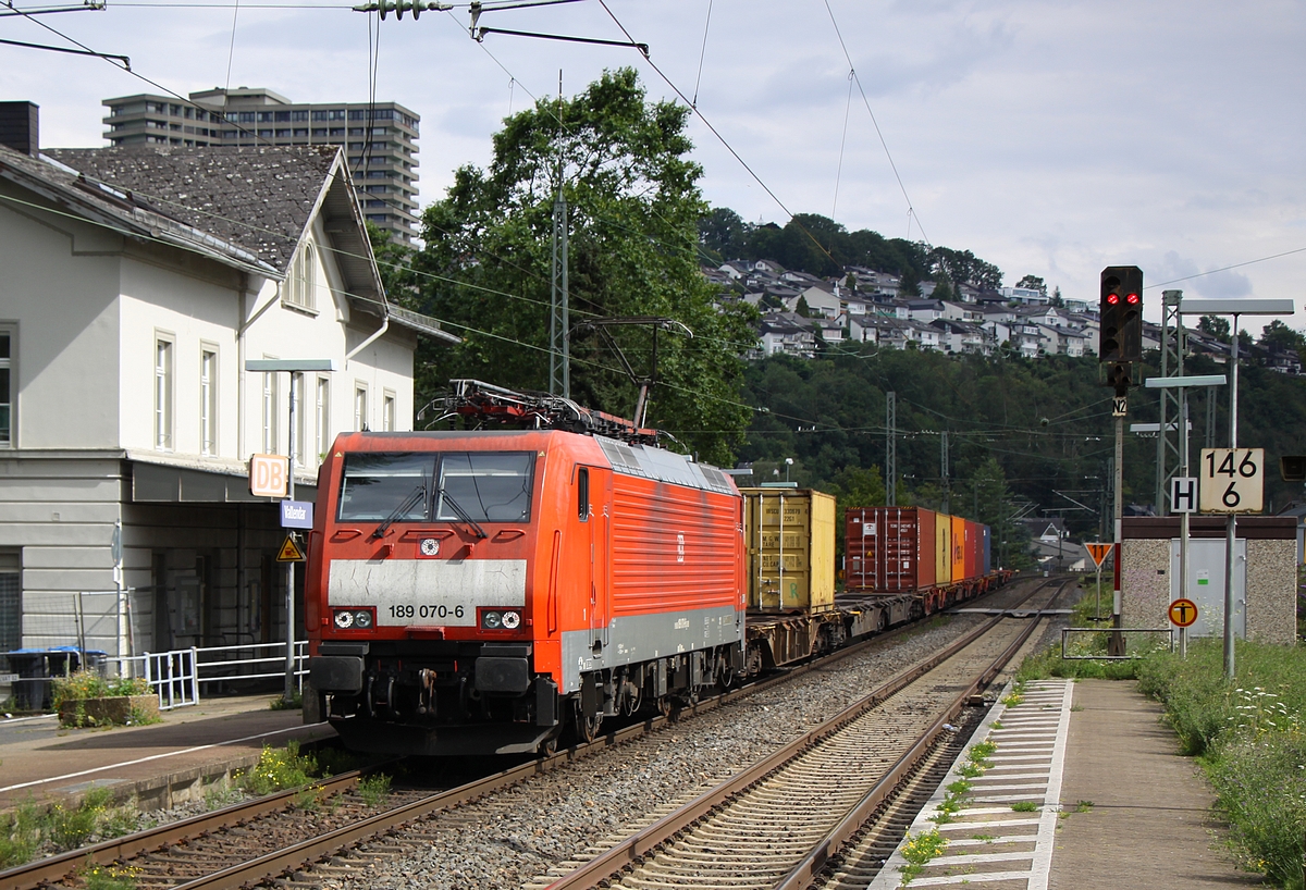 189 070 muss sich mit diesem kurzen Containerzug nicht wirklich anstrengen. Aufgenommen in Vallendar auf der rechten Rheinseite am 10.08.2021