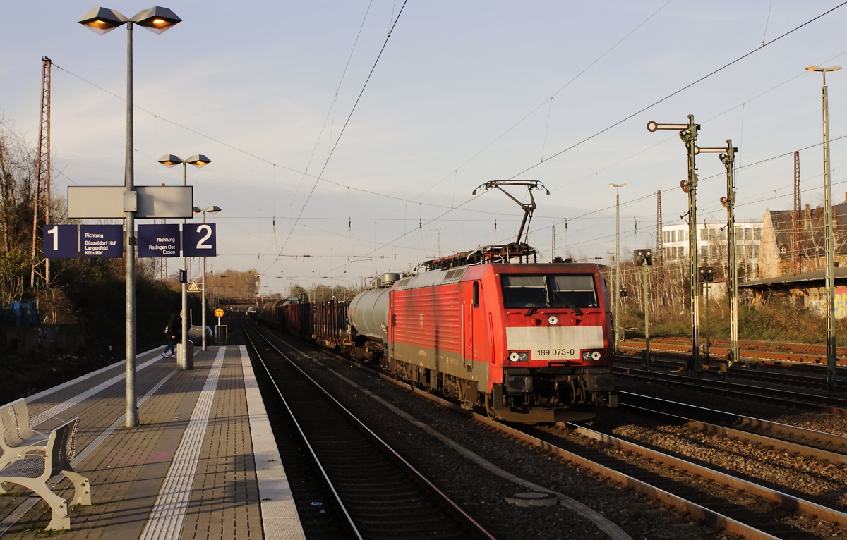 189 073-0 zieht am 17.03.2020 einen Güterzug durch Düsseldorf-Rath in Richtung Süden