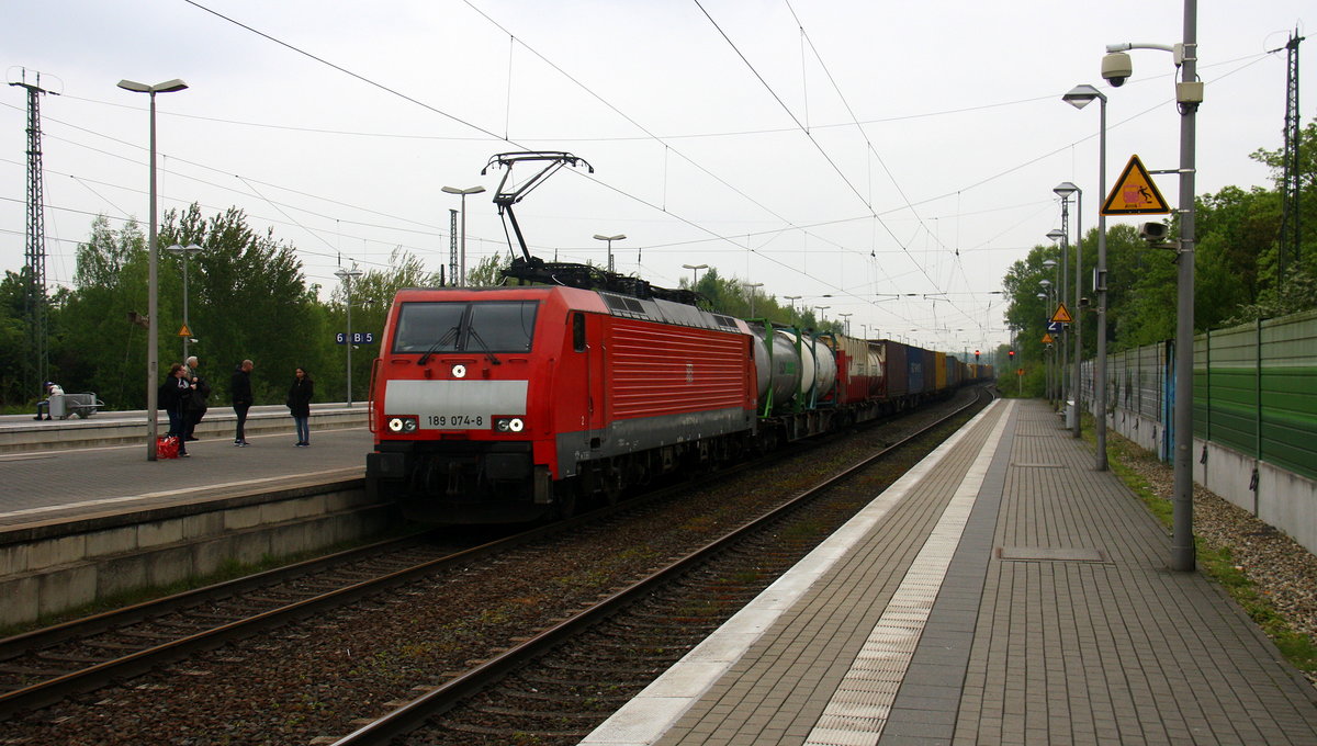189 074-8 DB kommt aus Richtung Köln,Grevenbroich,Rheydt,Mönchengladbach mit einem Containerzug aus Gallarate(I) nach Rotterdam(NL) und fährt durch Viersen in Richtung Venlo(NL).
Aufgenommen vom Bahnsteig 2 von Viersen. 
Bei Wolken am Abend vom 5.5.2017. 