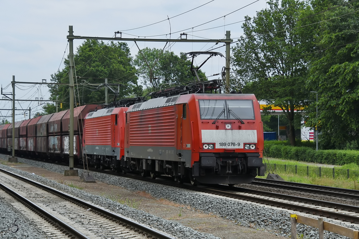 189 078-9 und eine Schwesterlok waren Ende Mai 2019 mit einem Güterzug in Blerick unterwegs.