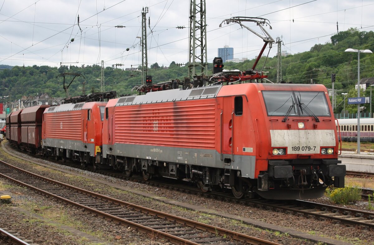 189 079-7 und 189 043-3 durchfahren am 21.06.2021 mit einem Schüttgutwagenzug den Koblenzer Hauptbahnhof in Richtung Norden. 