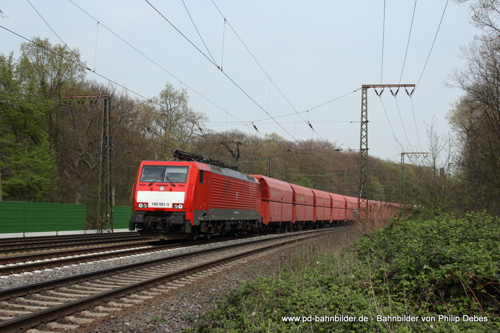 189 081-3 (DB Schenker) mit einem Kalkzug in Duisburg Neudorf, 1. April 2014