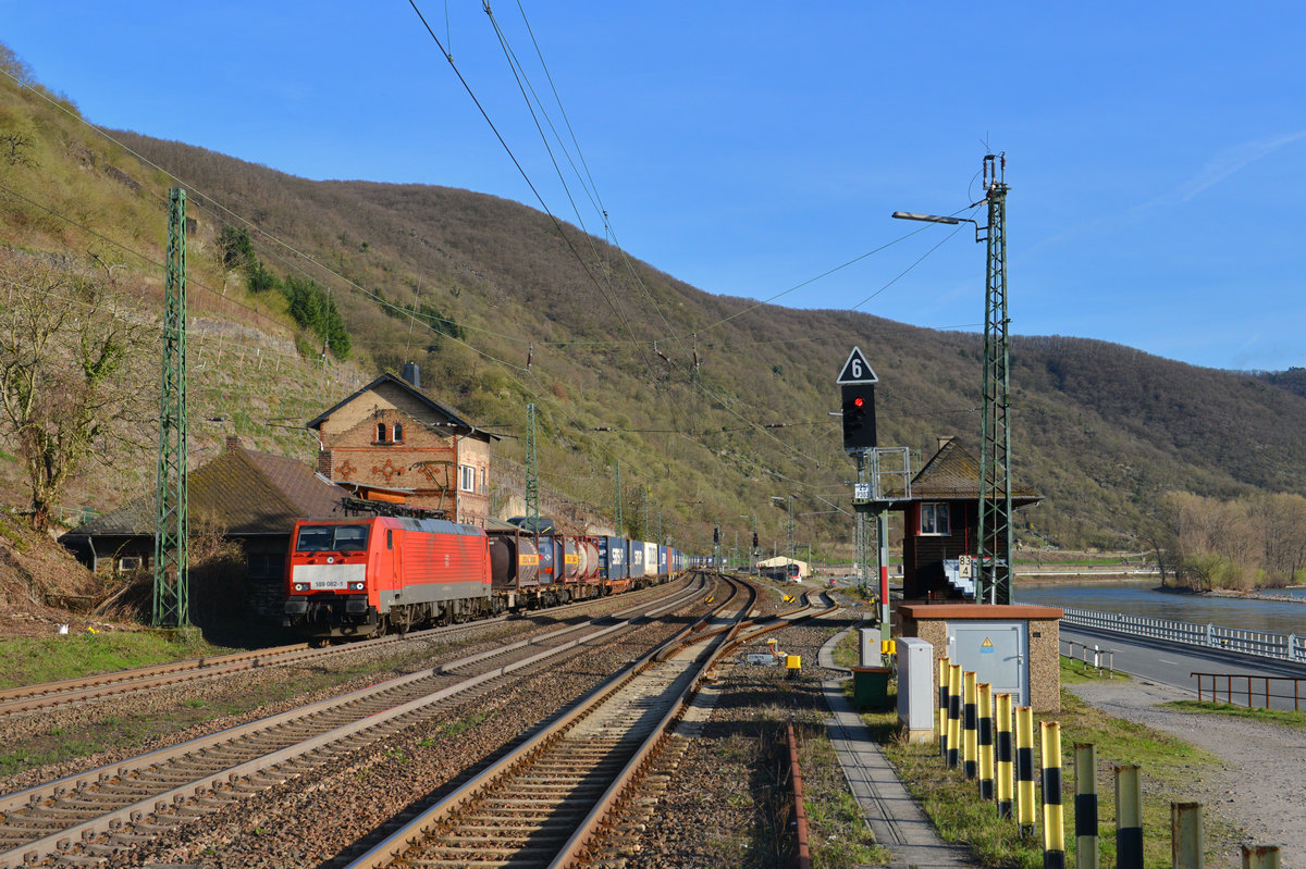 189 082 mit einem KLV am 25.03.2017 bei Kaub. 
