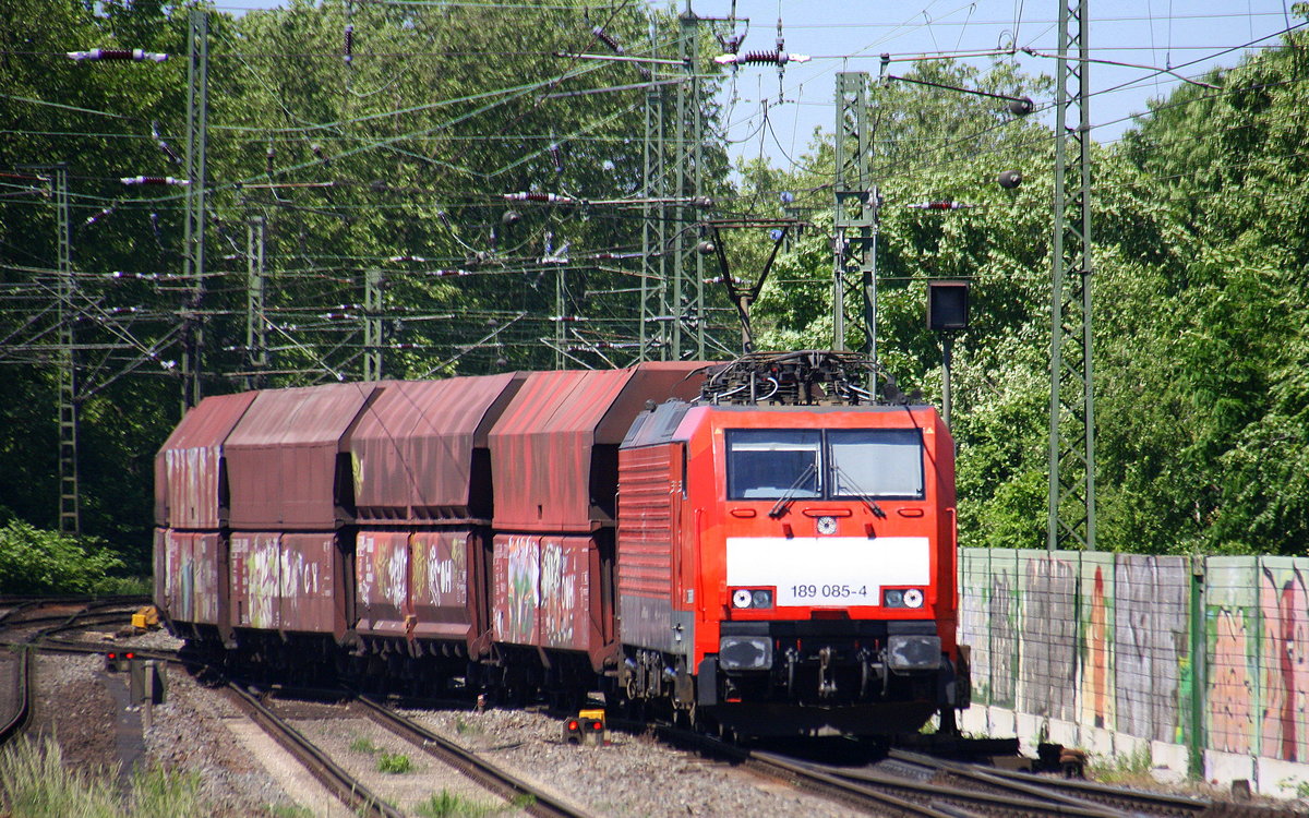 189 085-4 DB kommt als Umleiter mit einem Kohlenleerzug aus Duisburg(D) nach Rotterdam(NL) und fährt in Viersen ein. 
Aufgenommen vom Bahnsteig 4 von Viersen.
Bei Sommerwetter am Mittag vom 27.5.2017.