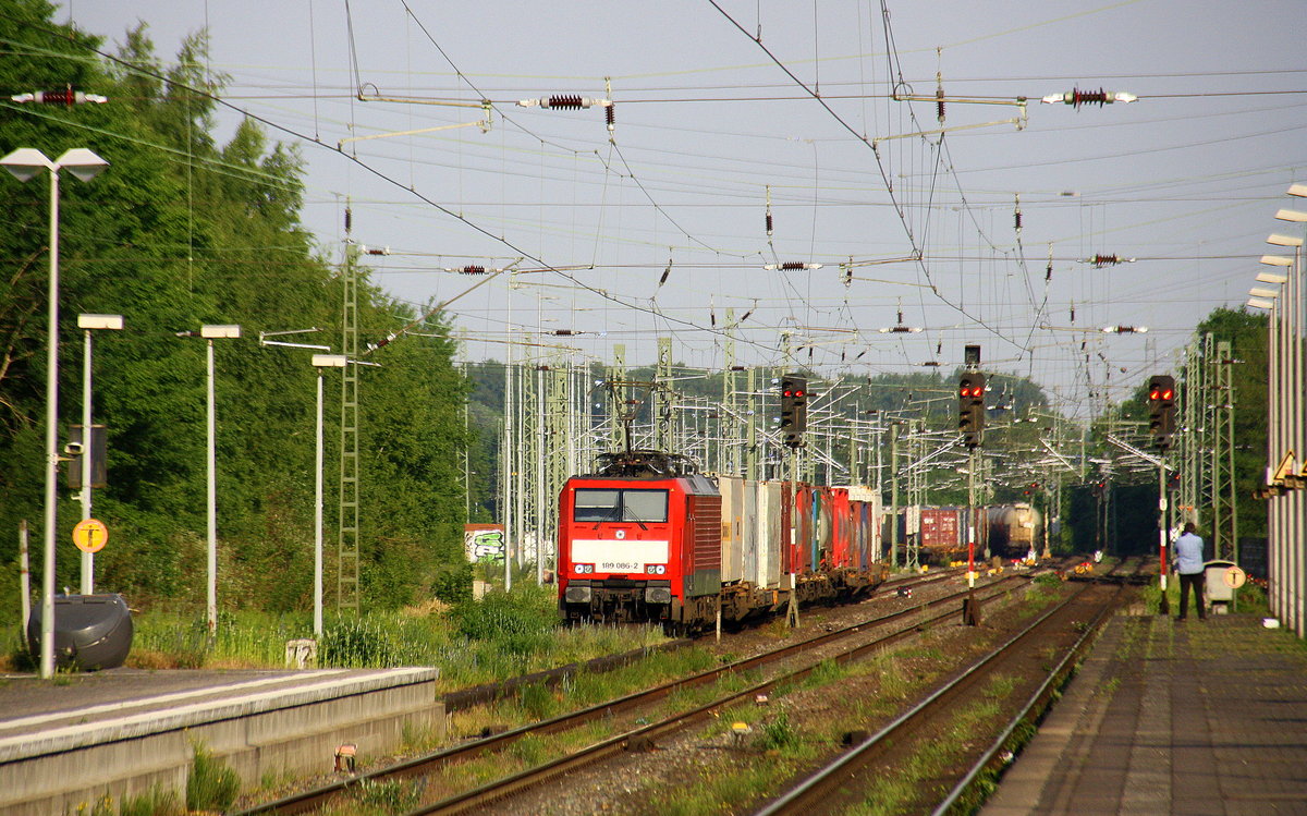189 086-2  DB  fährt als Umleiter mit einem Containerzug aus Venlo(NL) nach Dusburg-Rheinhausen(D)  und fährt in Richtung Anrath,Krefeld. 
Aufgenommen vom Bahnsteig 4 von Viersen. 
Bei Sommerwetter am Aend  vom 28.5.2017.