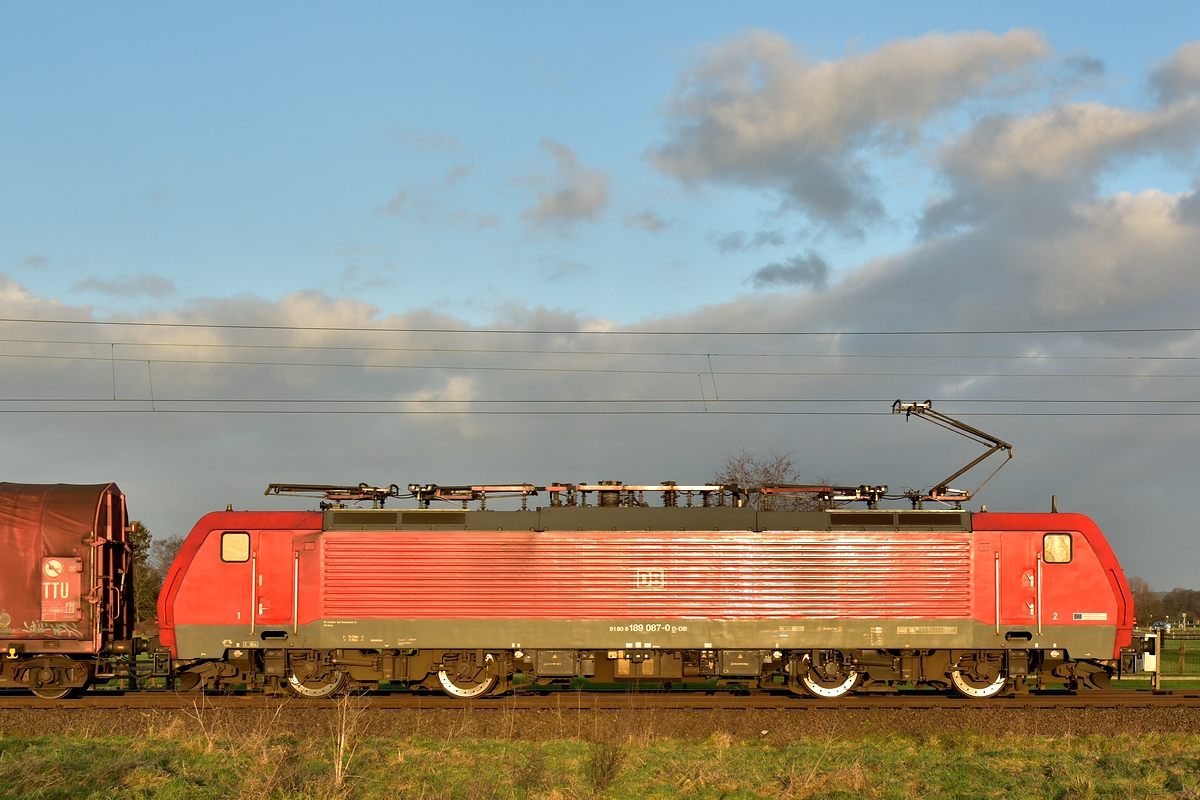 189 087-0 durchquert mit ihrem Güterzug Voerde (Niederrhein) im letzten Sonnenlicht des Tages am 02.01.2015.