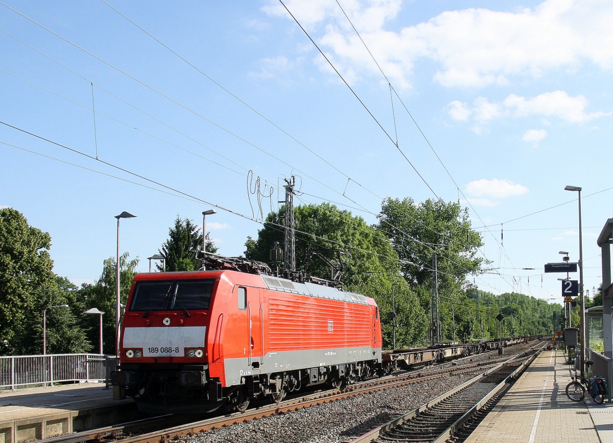 189 088-8 DB kommt  durch Kohlscheid aus Richtung Aachen-West mit einem langen Containerlleerzug aus Belgien nach Neuss und fährt in Richtung Herzogenrath,Neuss.
Bei Sommerwetter am Abend vom 12.6.2014.
 