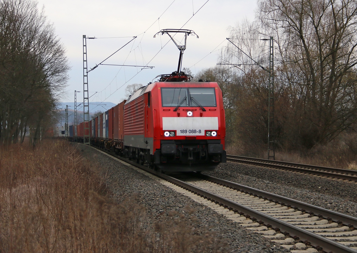 189 088-8 mit Containerzug in Fahrtrichtung Süden. Aufgenommen in Wehretal-Reichensachsen am 18.02.2014.
