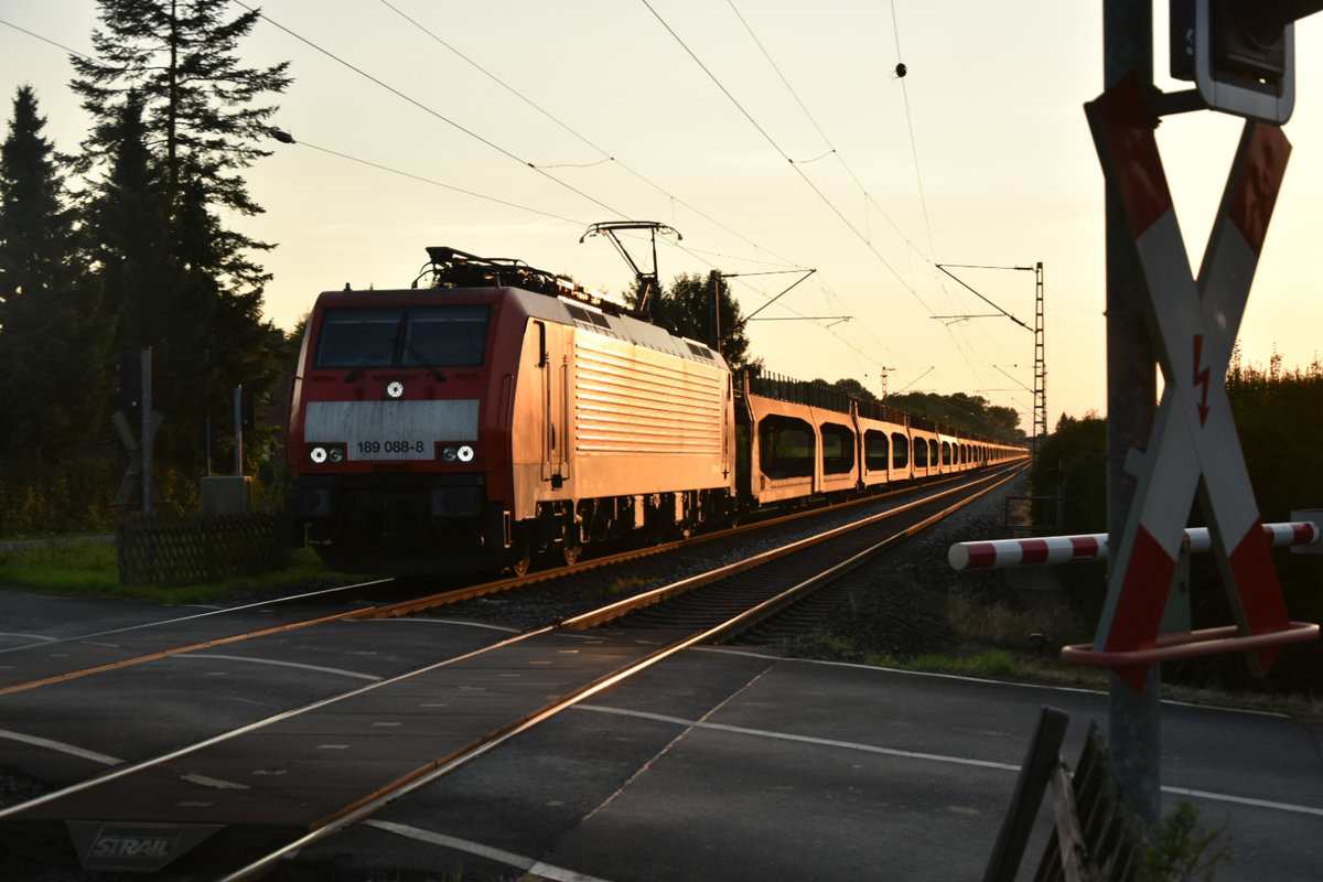 189 088-8 mit einem langen leeren Autotransportwagenzug am BÜ Fürther Hecke in Gubberath am heutigen Abend.