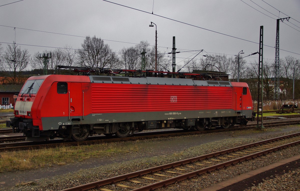 189 088-8 steht am 16.01.15 vor dem alten Lokschuppen in Bebra.