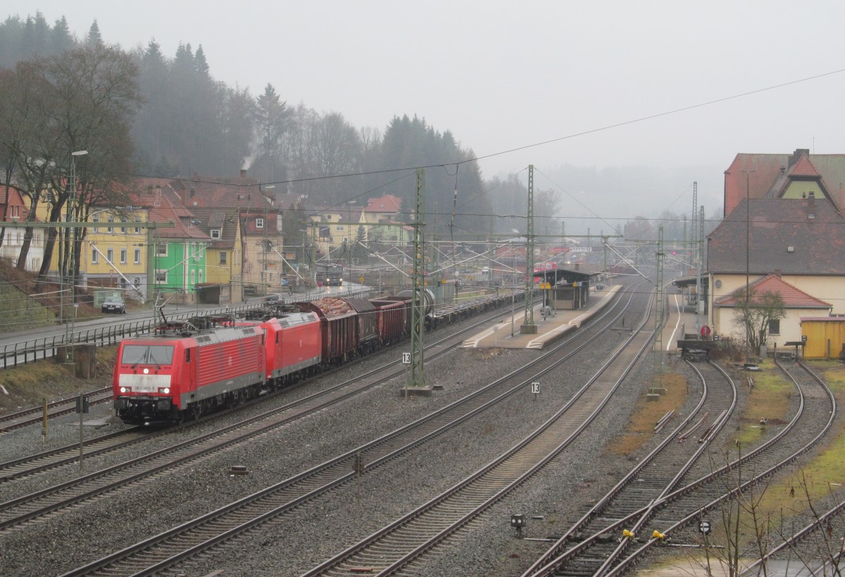 189 088-8 steht am 24. Januar 2014 mit 185 xxx und einem gemischten Güterzug im Bahnhof Kronach.