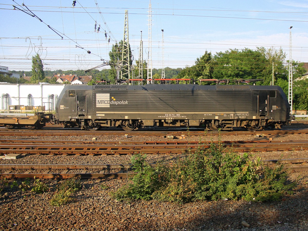 189 092-0 fährt für SBB Cargo(International) fährt mit einem langen Containerzug aus Antwerpen-Oorderen(B) nach Gallarate(I) bei der Ausfahrt von Aachen-West und fährt in Richtung Aachen-Hbf,Köln.
Aufgenommen vom Bahnsteig in Aachen-West. 
Bei Sommerwetter am Abend vom 22.8.2015.