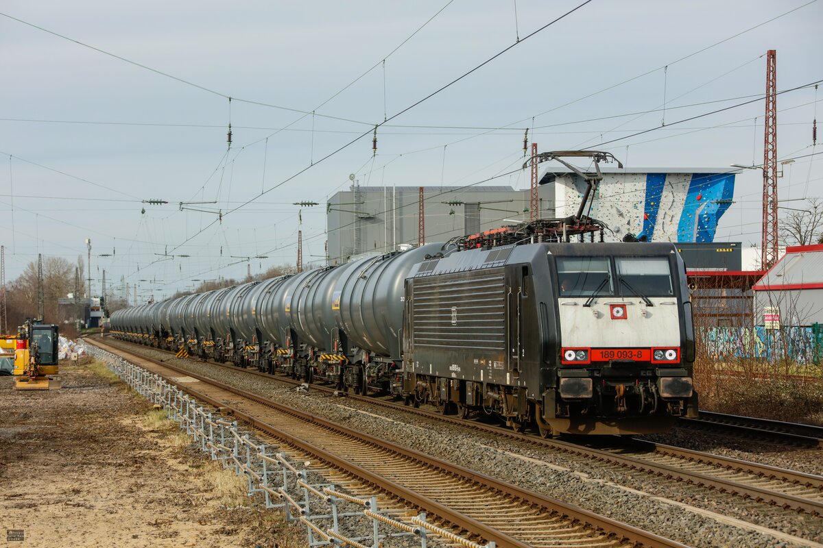 189 093-8 DB mit Kesselzug in Hilden, Februar 2024.