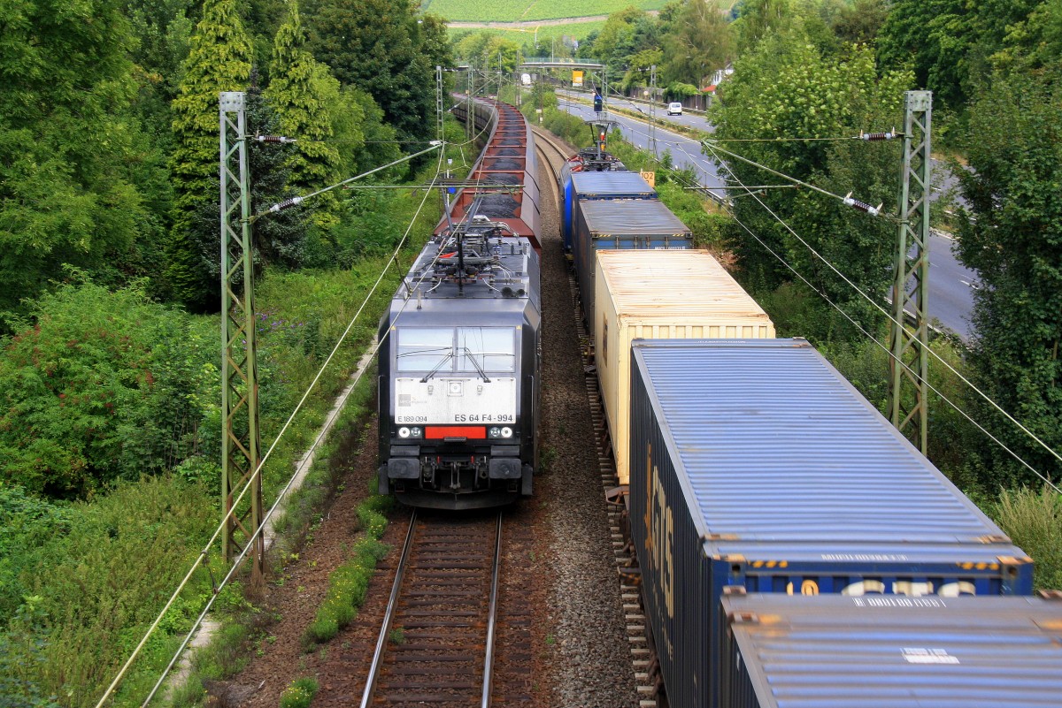 189 094 von MRCE Dispolok kommt aus Richtung K�ln mit einem langen Kohlenzug aus Oberhausen nach  Neunkirchen an der Saar und f�hrt in Richtung Koblenz auf der Rechten Rheinstrecke KBS 465 bei Bad-Honnef am Rhein bei Sommerwetter. Hier begegnet sie gerade 185 535-2 von Crossrail mit einem langen GTS-Containerzug aus Piacenza (I) nach Zeebrugge-Ramskapelle(B) am 15.8.2013.