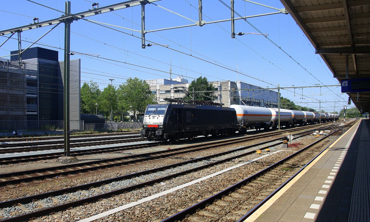 189 095 von MRCE kommt mit einem Kesselzug aus Richtung Roermond(NL) und fährt in Sittard(NL) ein.
Aufgenommen in Sittard(NL). Bei Sommerwetter am Nachmittag vom 5.6.2015.